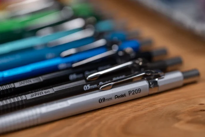 PENTEL P200 SHARP AUTOMATIC MECHANICAL PENCIL P209-G 0.9MM -YELLOW BODY (1PC BOX) - Image 4